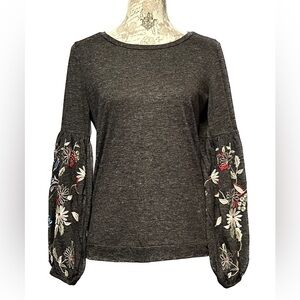 🛍️HARLOW & ROSE Gray embroidered balloon sleeve‎ blouse size S.